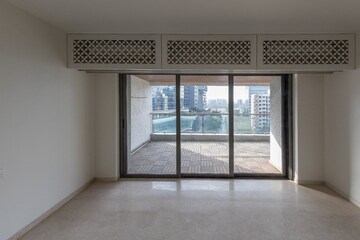 Room in 4 BHK Apartment at Bandra East – for Rent