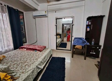 Bedroom in 2 BHK Apartment at Skylark CHS, Andheri West – for Rent