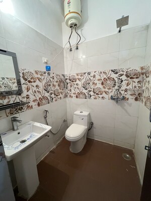 Attached Bathroom in 3 BHK Builder Floor at Ardee Mall, Sector 52a – for Rent