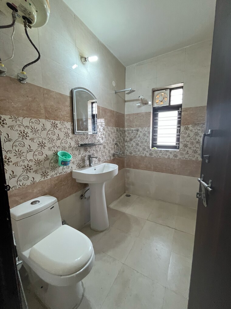 Bathroom, ardee-mall 3 Bedroom 1574 Sq.Ft. Builder Floor In Sector 52a Gurgaon 9559442