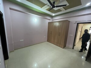 Room in 3 BHK Builder Floor at Ardee Mall, Sector 52a – for Rent