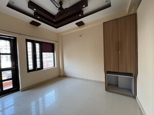 Room in 3 BHK Builder Floor at Ardee Mall, Sector 52a – for Rent