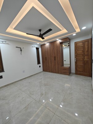 Room in 4 BHK Builder Floor at Sector 38 – for Rent