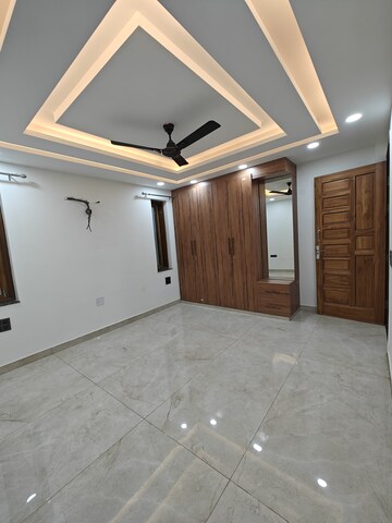 Room in 4 BHK Builder Floor at Sector 38 – for Rent