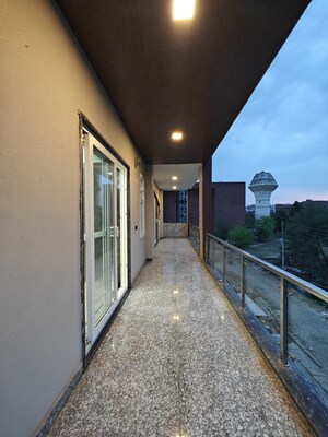 Building Lobby in 4 BHK Builder Floor at Sector 38 – for Rent