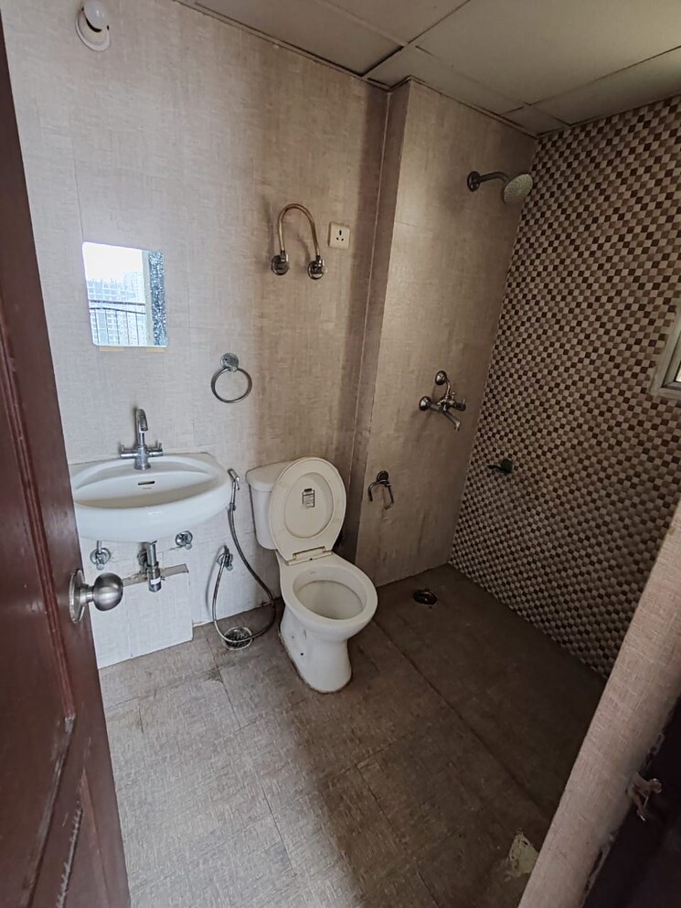 Bathroom, aditya-world-city 2 Bedroom 925 Sq.Ft. Apartment In Shahpur Bamheta Ghaziabad 9559502