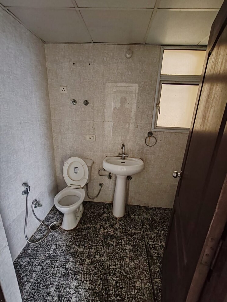 Bathroom, aditya-world-city 2 Bedroom 925 Sq.Ft. Apartment In Shahpur Bamheta Ghaziabad 9559502