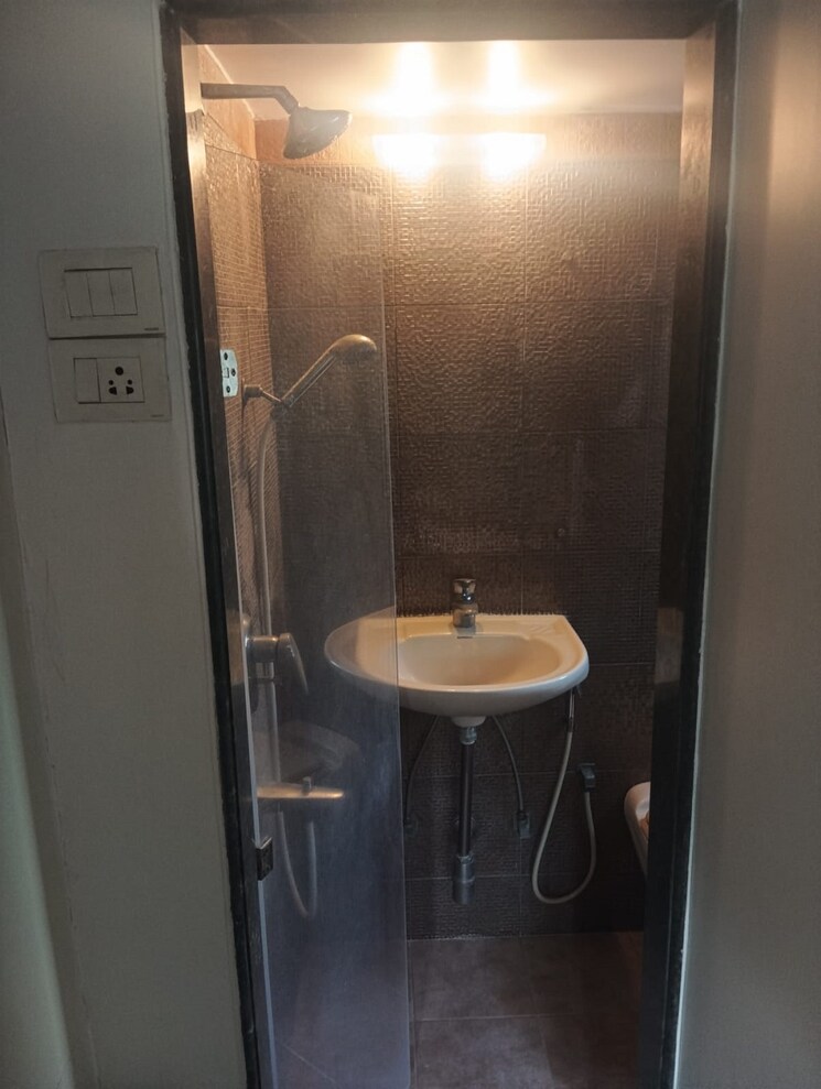Bathroom, bandra west 1 Bedroom 500 Sq.Ft. Apartment In Bandra West Mumbai 9559660