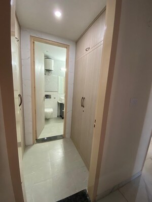 Building Lobby in 3 BHK Builder Floor at DLF Green Avenue, Dlf Phase iv – for Rent