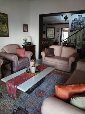 Living Room in 3 BHK Builder Floor at DLF Green Avenue, Dlf Phase iv – for Rent