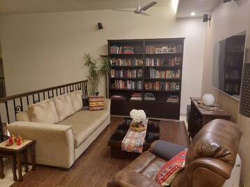 Living Room in 3 BHK Builder Floor at DLF Green Avenue, Dlf Phase iv – for Rent