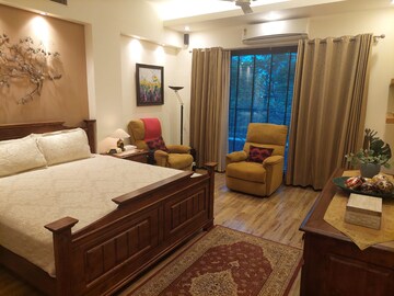 Bedroom in 3 BHK Builder Floor at DLF Green Avenue, Dlf Phase iv – for Rent