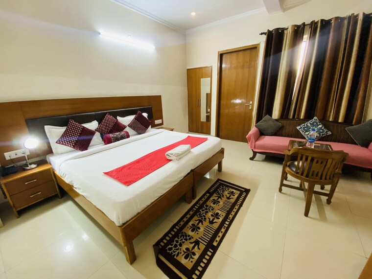 Room, sector 70 Pg For Boys & Girls In Sector 70 9559749