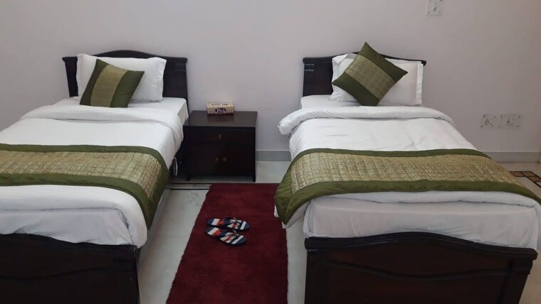 Room, sector 70 Pg For Boys & Girls In Sector 70 9559749