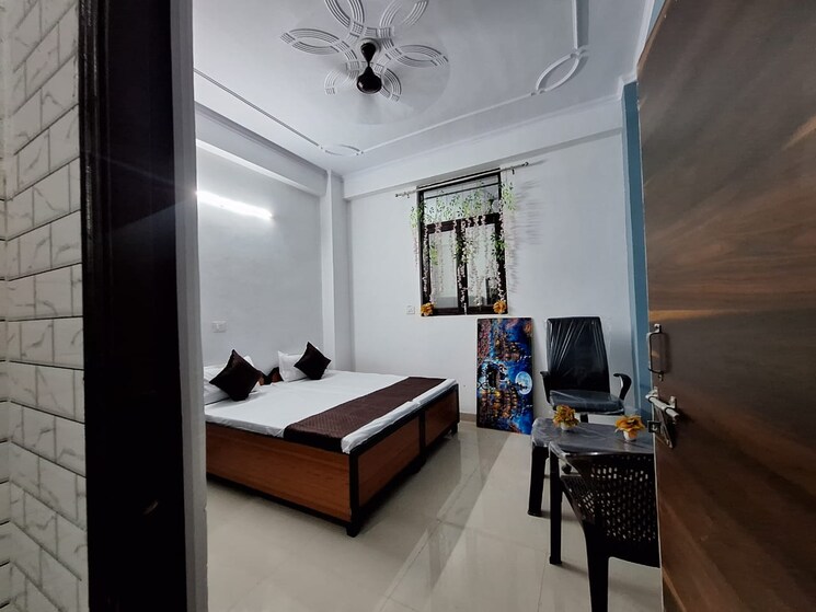 Room, sector 52 Pg For Boys & Girls In Sector 52 9559780