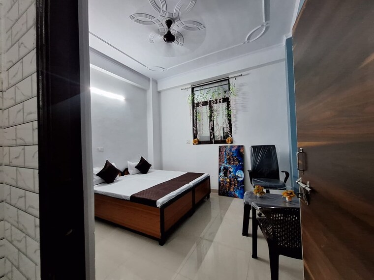 Room, sector 52 Pg For Boys & Girls In Sector 52 9559780