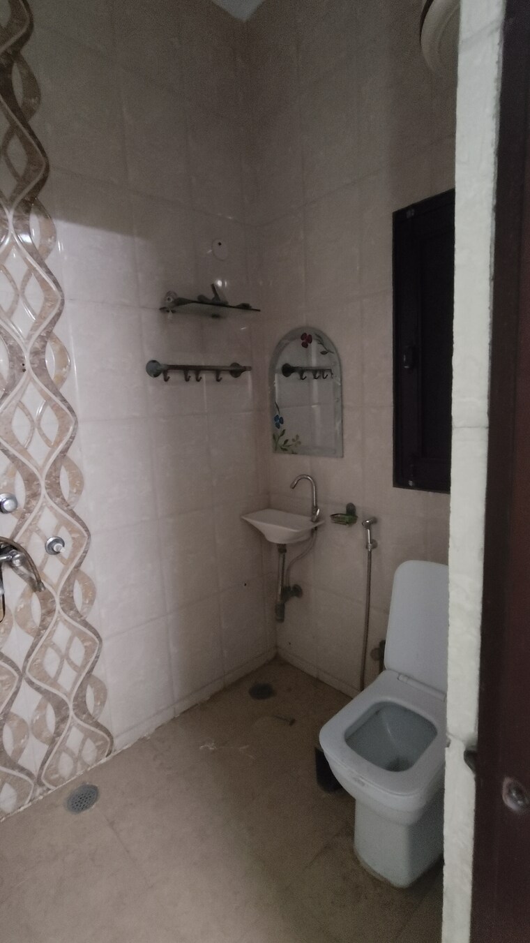 Bathroom, sector 23 2 Bedroom 1800 Sq.Ft. Independent House In Sector 23 Gurgaon 9559816