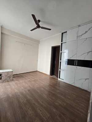 Room in 3 BHK Apartment at Amrapali Golf Homes, Sector 4 Greater Noida – for Rent