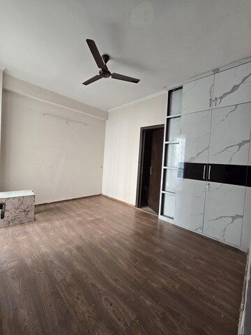 Room in 3 BHK Apartment at Amrapali Golf Homes, Sector 4 Greater Noida – for Rent