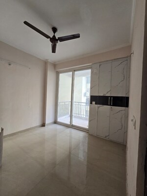 Room in 3 BHK Apartment at Amrapali Golf Homes, Sector 4 Greater Noida – for Rent