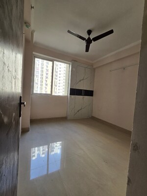 Room in 3 BHK Apartment at Amrapali Golf Homes, Sector 4 Greater Noida – for Rent