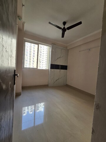 Room in 3 BHK Apartment at Amrapali Golf Homes, Sector 4 Greater Noida – for Rent