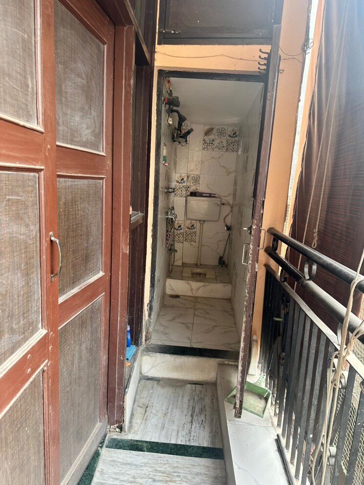 Balcony, vijay nagar 3 Bedroom 950 Sq.Ft. Builder Floor In Vijay Nagar Delhi 9559873