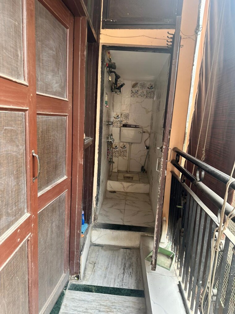 Balcony, vijay nagar 3 Bedroom 950 Sq.Ft. Builder Floor In Vijay Nagar Delhi 9559873