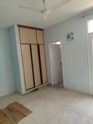 Room in 3 BHK Builder Floor at Unitech Residency Greens, Sector 46 – for Rent