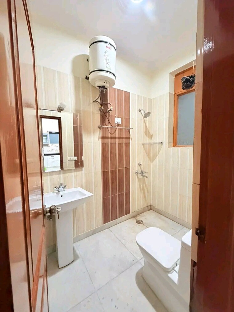 Bathroom, chattarpur 2 Bedroom 1000 Sq.Ft. Builder Floor In Chattarpur Delhi 9559930