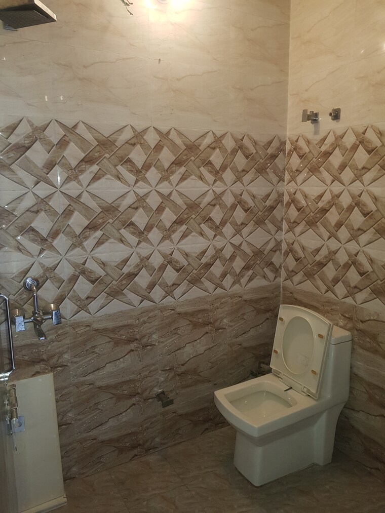 Bathroom, shri-ram-plaza-vaishali 2 Bedroom 1125 Sq.Ft. Builder Floor In Vaishali Sector 4 Ghaziabad 9559797