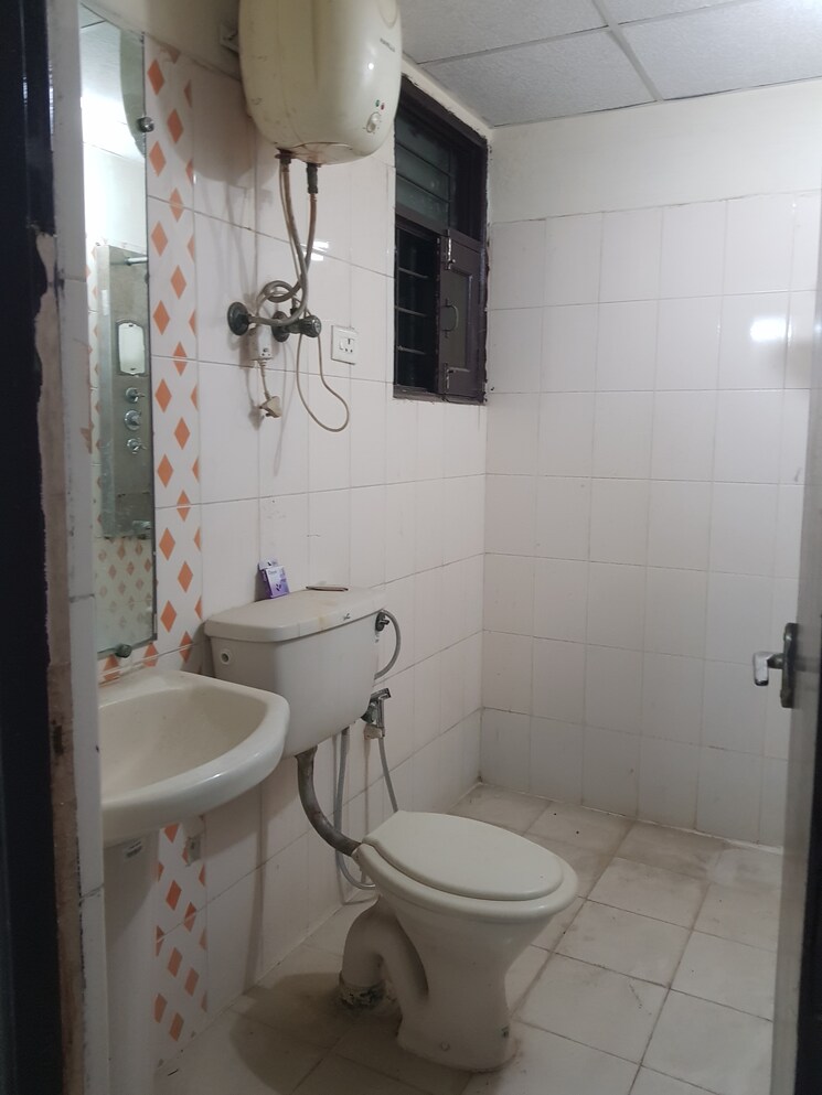 Bathroom, shri-ram-plaza-vaishali 2 Bedroom 1125 Sq.Ft. Builder Floor In Vaishali Sector 4 Ghaziabad 9559797