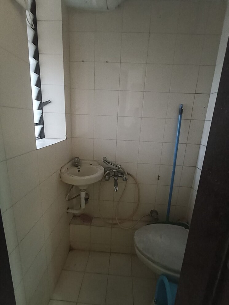 Bathroom, bandra west 3 Bedroom 1100 Sq.Ft. Apartment In Bandra West Mumbai 9559933