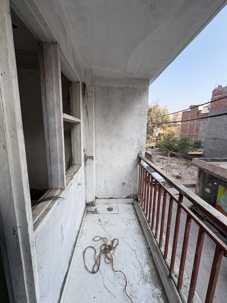 Balcony, sangam vihar 2 Bedroom 55 Sq.Yd. Apartment In Sangam Vihar Delhi 9559947