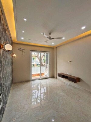 Room in 3 BHK Builder Floor at BPTP Green Oaks, Sector 70a – for Sale