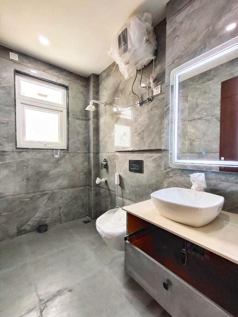 Attached Bathroom, bptp-green-oaks 3 Bedroom 180 Sq.Yd. Builder Floor In Sector 70a Gurgaon 9559974