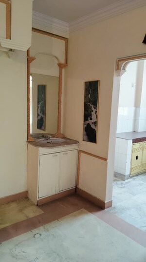 Room in 3 BHK Apartment at Hazratganj – for Rent