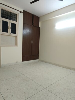 Room in 3 BHK Builder Floor at Unitech South City II, Sector 50 – for Rent