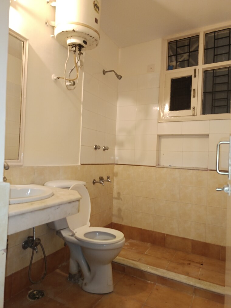 Bathroom, unitech-south-city-ii 3 Bedroom 1300 Sq.Ft. Builder Floor In Sector 50 Gurgaon 9560029
