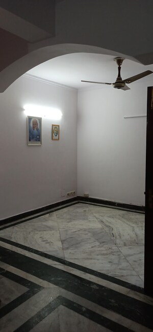 Building Lobby in 2 BHK Apartment at Sanskriti Apartments Gurgaon, Sector 43 – for Sale