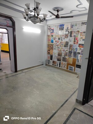 Room in 3 BHK Builder Floor at South Extension I – for Rent