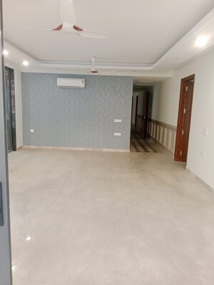 Room in 4 BHK Builder Floor at South Extension I – for Rent