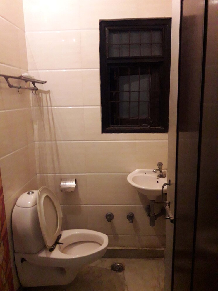 Bathroom, rohini sector 9 1 Bedroom 800 Sq.Ft. Apartment In Rohini Sector 9 Delhi 9560300