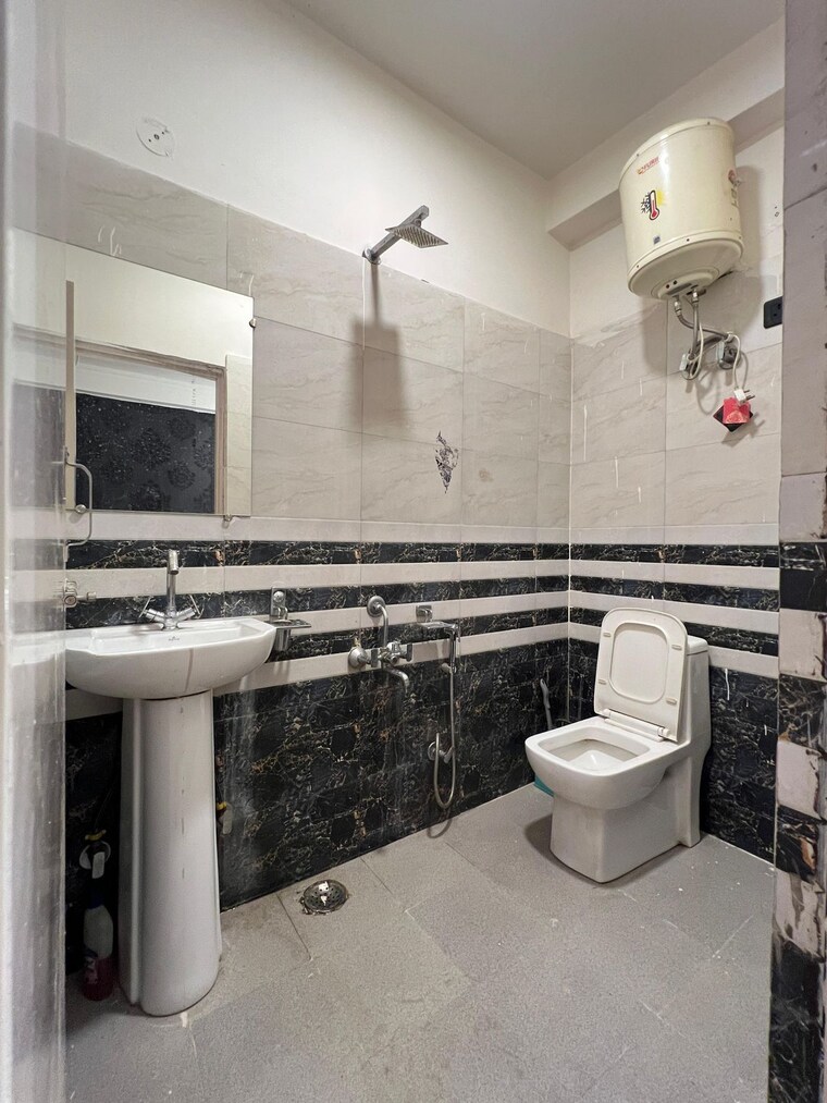 Bathroom, saket 2 Bedroom 950 Sq.Ft. Builder Floor In Saket Delhi 9560448