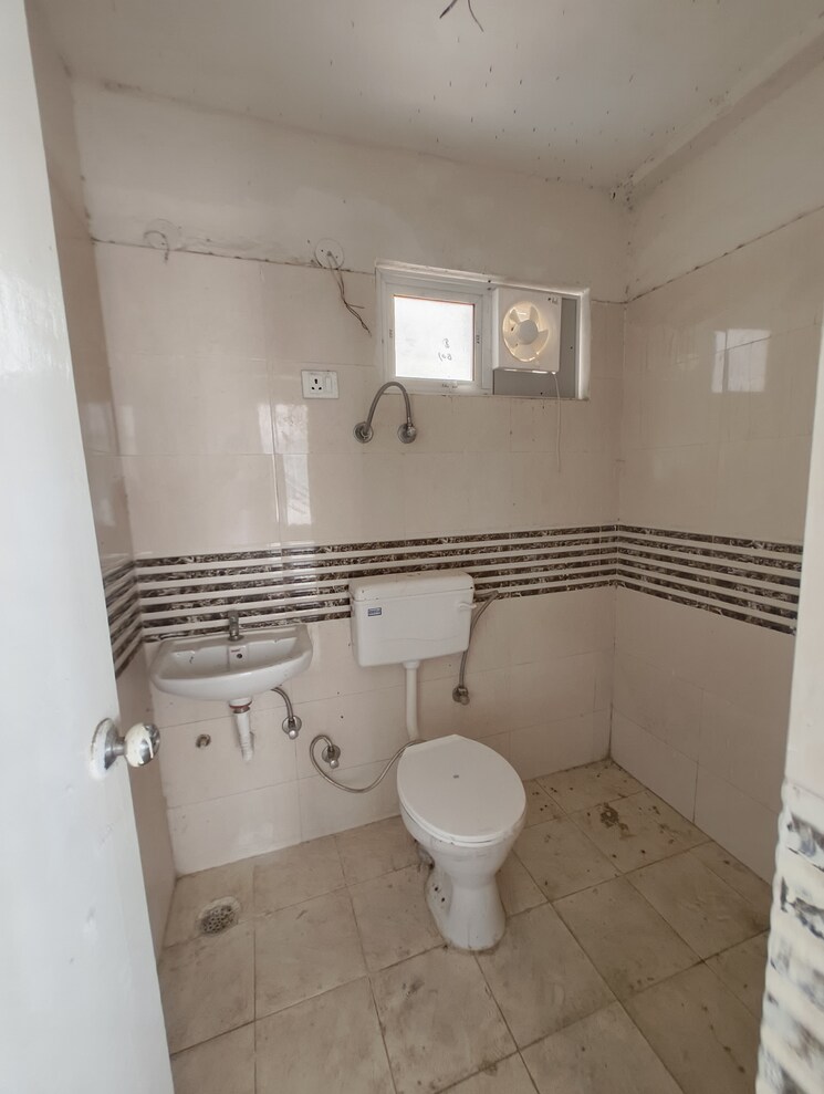 Bathroom, shree-vardhman-green-court 2 Bedroom 690 Sq.Ft. Apartment In Sector 90 Gurgaon 9560432