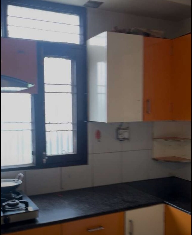 Room, hazratganj Commercial Office Space 1700 Sq.Ft. In Hazratganj Lucknow 9560450