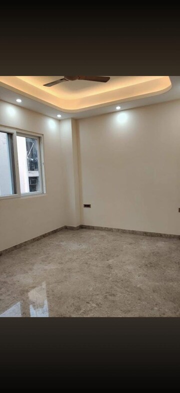 Room in 3 BHK Builder Floor at Nehru Enclave – for Rent