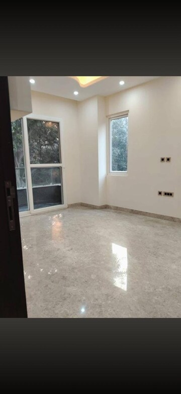 Room in 3 BHK Builder Floor at Nehru Enclave – for Rent