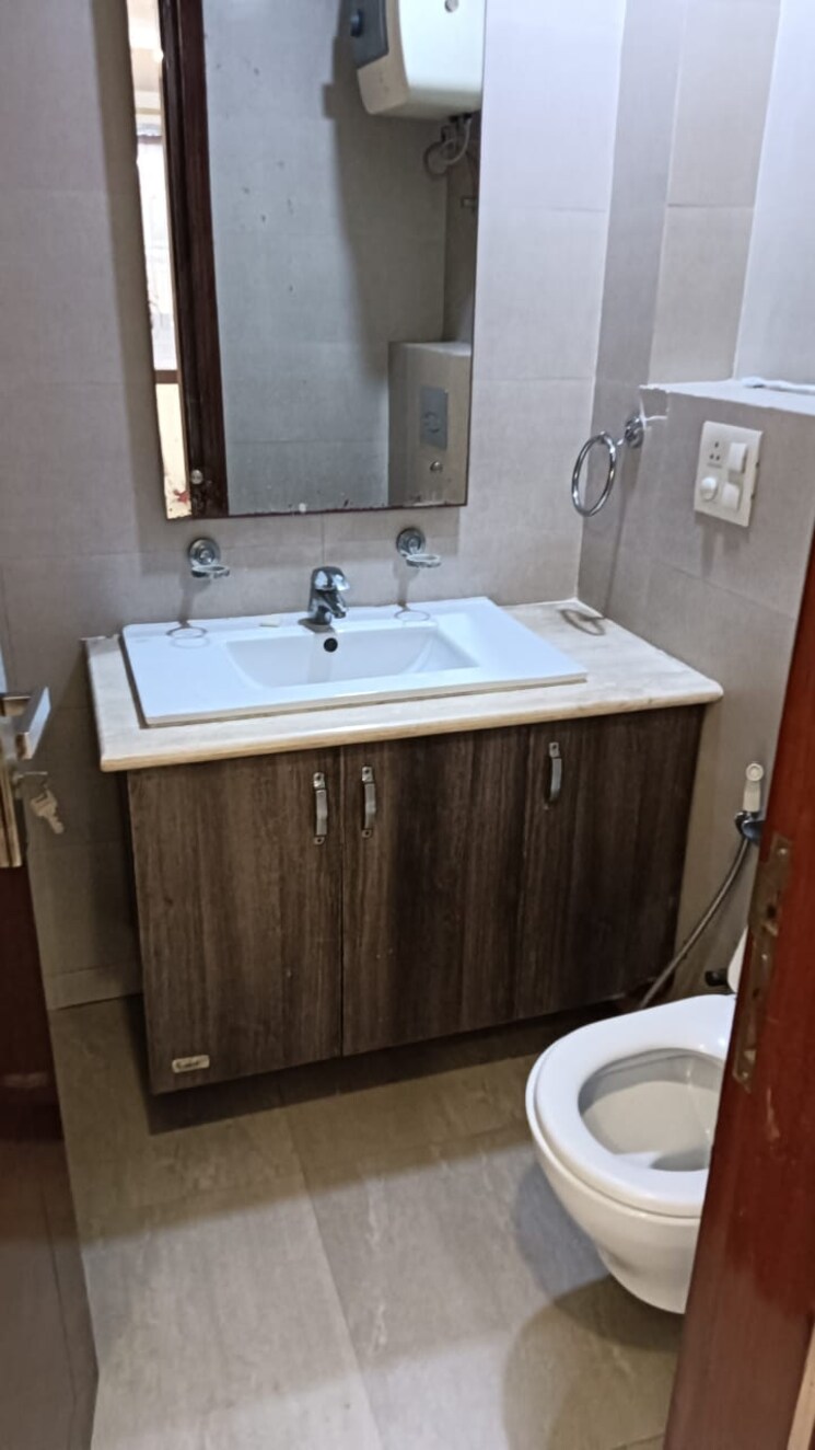 Bathroom, greater kailash i 3 Bedroom 1900 Sq.Ft. Builder Floor In Greater Kailash I Delhi 9560735
