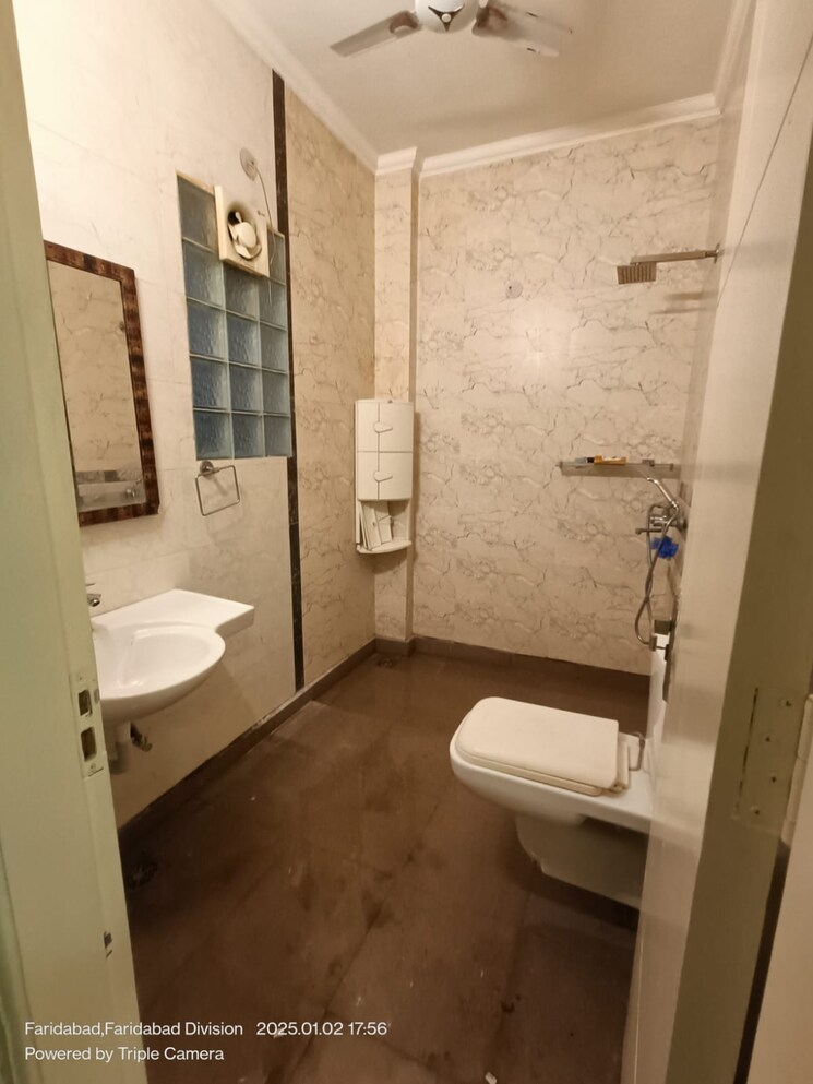 Bathroom, sector 15 5 Bedroom 3150 Sq.Ft. Builder Floor In Sector 15 Faridabad 9560966
